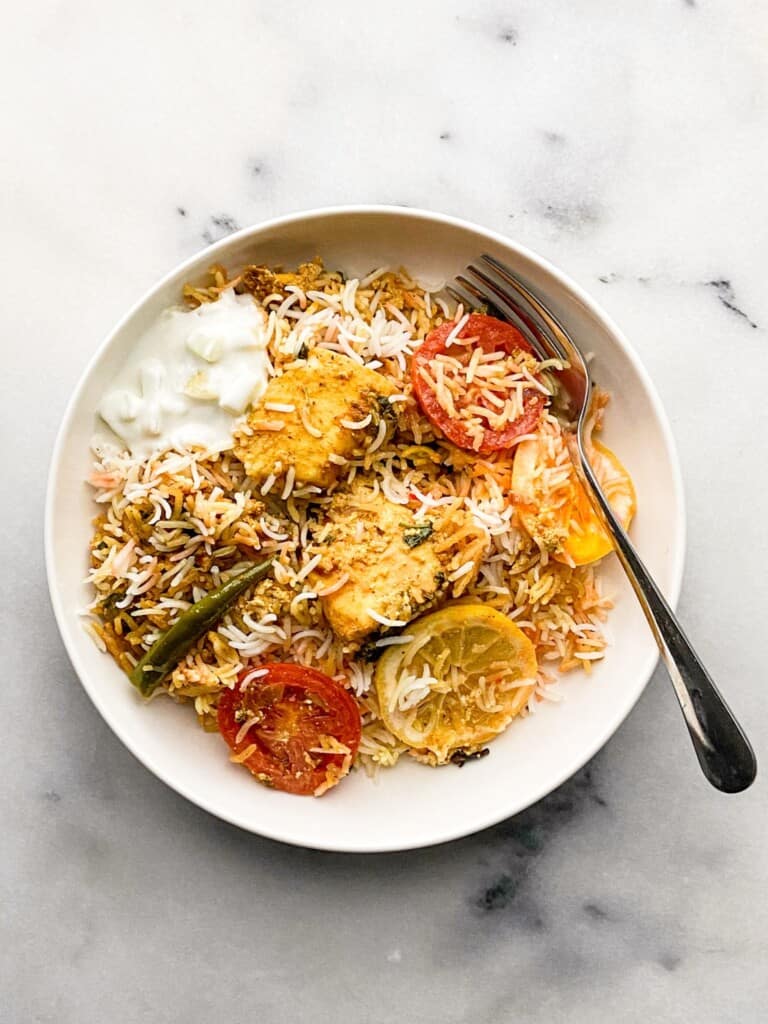 Lemon and tomato slices, fish and yogurt in a bowl